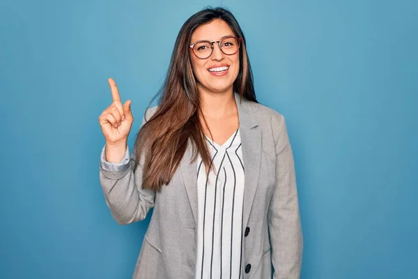 Jonge Spaanse Zakenvrouw Met Een Bril Een Blauwe Geïsoleerde Achtergrond — Stockfoto