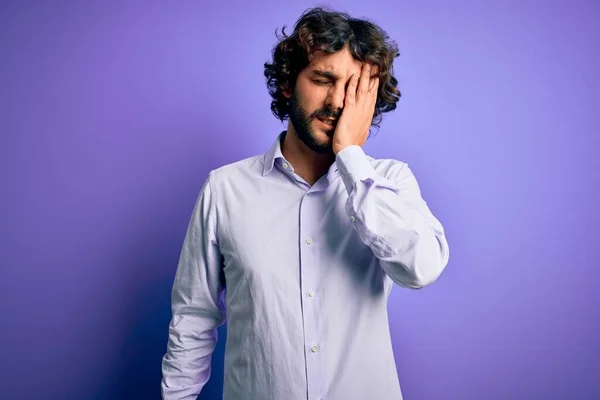 Jonge Knappe Zakenman Met Baard Hemd Paarse Achtergrond Geeuwen Vermoeid — Stockfoto