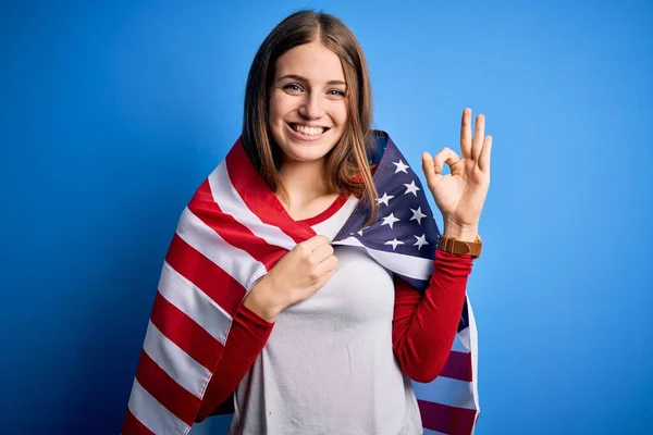 Ung Vacker Rödhårig Patriotisk Kvinna Bär Usa Flagga Över Blå — Stockfoto