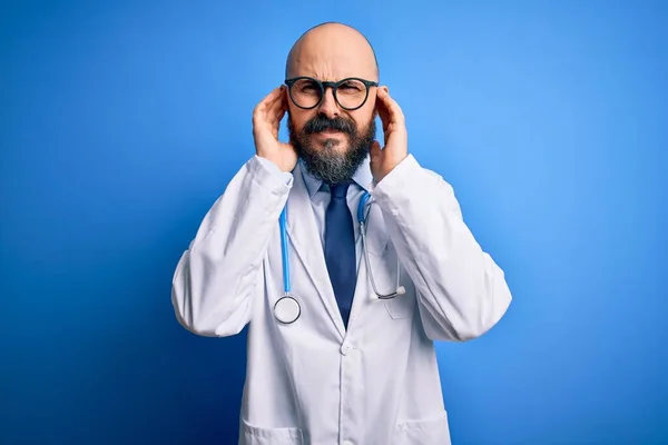 Pohledný Holohlavý Lékař Vousy Brýlemi Stetoskopem Přes Modré Pozadí Zakrývající — Stock fotografie