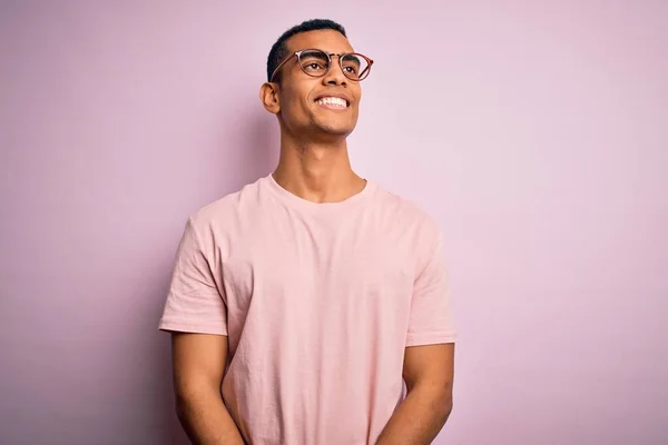 Yakışıklı Afro Amerikalı Adam Pembe Arka Plan Üzerinde Günlük Tişört — Stok fotoğraf