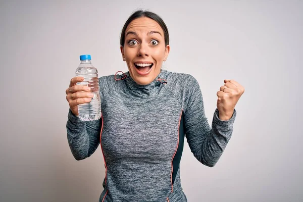 Junge Fitness Frau Sportkleidung Trinkt Wasser Aus Plastikflasche Schreit Stolz — Stockfoto