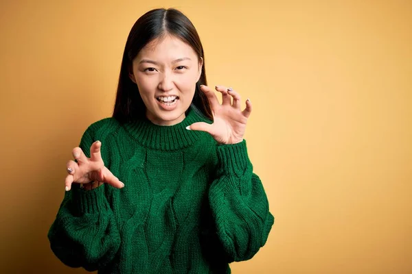 Mladý Krásný Asijské Žena Sobě Zelený Zimní Svetr Přes Žluté — Stock fotografie