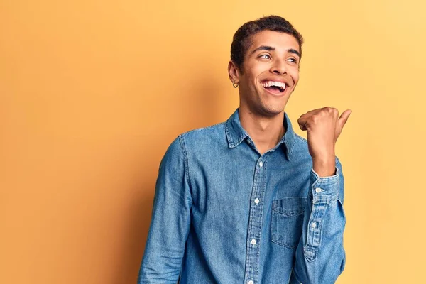 Jonge Afrikaanse Amerikaanse Man Draagt Casual Kleding Duim Wijzen Naar — Stockfoto