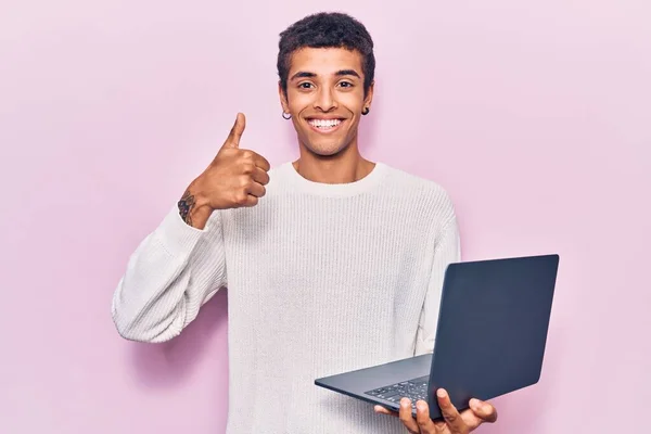 Jonge Afrikaanse Amerikaanse Man Houdt Laptop Glimlachend Gelukkig Positief Duim — Stockfoto