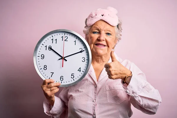 Senior Belle Femme Portant Masque Sommeil Tenant Une Grande Horloge — Photo