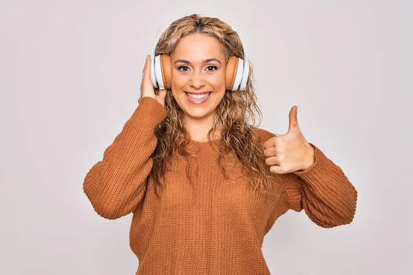 Jovem Bela Mulher Loira Ouvindo Música Usando Fones Ouvido Sobre — Fotografia de Stock