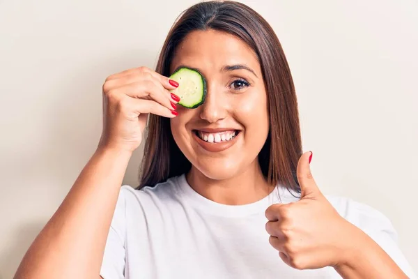 Giovane Bella Donna Bruna Che Tiene Una Fetta Cetriolo Sorridente — Foto Stock