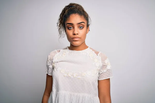 Beyaz Arka Planda Duran Sıradan Tişörtler Giyen Afro Amerikan Genç — Stok fotoğraf