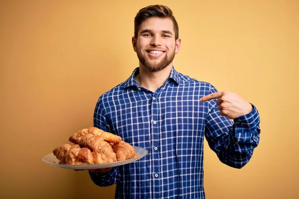 Jovem Loiro Com Barba Olhos Azuis Segurando Prato Com Croissants — Fotografia de Stock