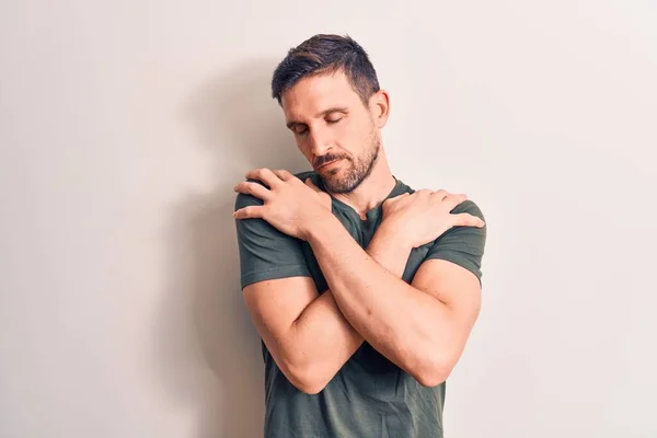 Homem Bonito Jovem Vestindo Shirt Casual Sobre Fundo Branco Isolado — Fotografia de Stock