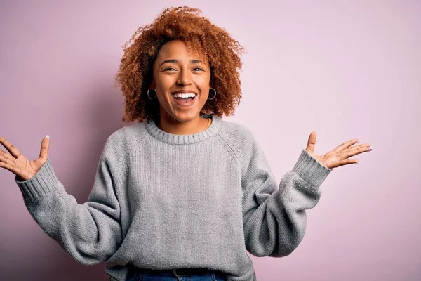 Mladá Krásná Afroamerická Afro Žena Kudrnatými Vlasy Sobě Ležérní Svetr — Stock fotografie