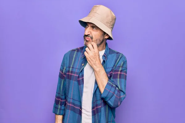 Medioevo Bell Uomo Che Indossa Camicia Casual Cappello Sfondo Viola — Foto Stock