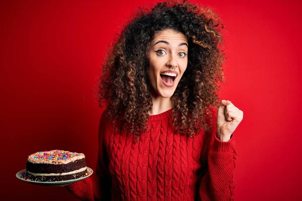 Młoda Piękna Kobieta Kręconymi Włosami Piercing Trzymając Talerz Tortem Urodzinowym — Zdjęcie stockowe
