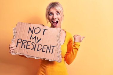 Genç sarışın kadın demokrasi istiyor. Elinde bayrak var. Başkan mesajım yok.