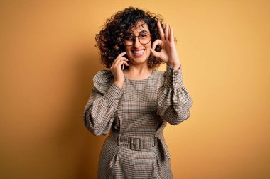 Güzel Arap iş kadını gözlüklü, akıllı telefonda konuşan parmaklarıyla imza atan, mükemmel bir sembol.