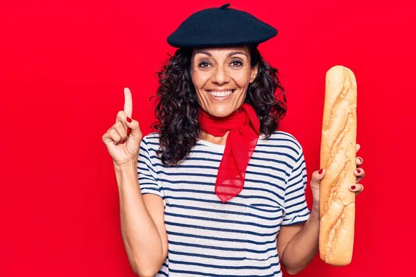 Schöne Frau Mittleren Alters Mit Französischer Baskenmütze Die Baguette Lächelnd — Stockfoto