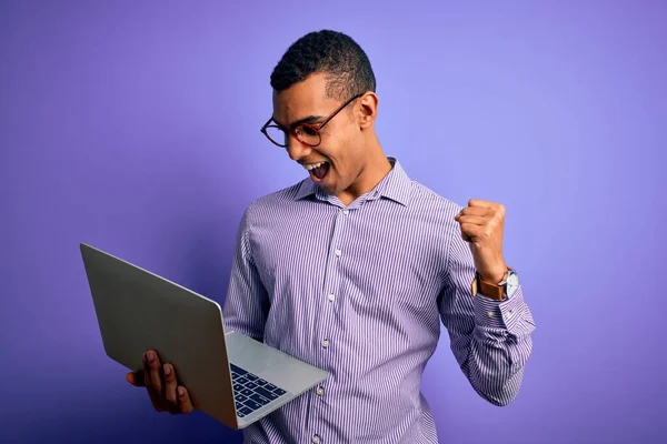 Młody Przystojny Afrykański Biznesmen Pracujący Laptopem Fioletowym Tle Krzyczący Dumni — Zdjęcie stockowe