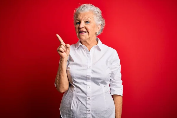 Senior Bela Mulher Vestindo Camisa Elegante Sobre Fundo Vermelho Isolado — Fotografia de Stock