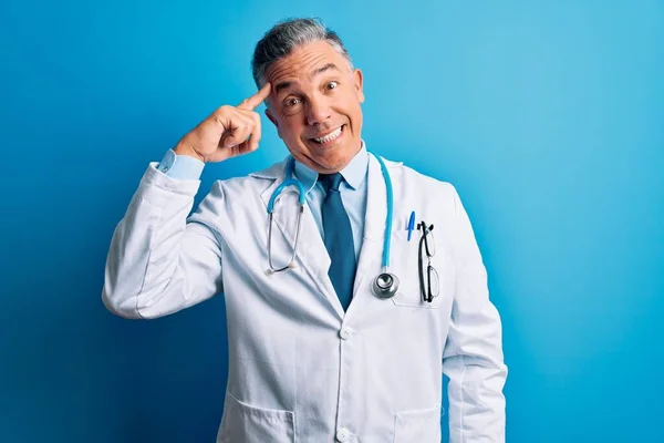 Hombre Guapo Médico Pelo Gris Mediana Edad Con Abrigo Estetoscopio —  Fotos de Stock