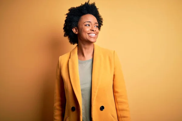 Fiatal Gyönyörű Afro Amerikai Üzletasszony Göndör Haj Visel Sárga Kabát — Stock Fotó