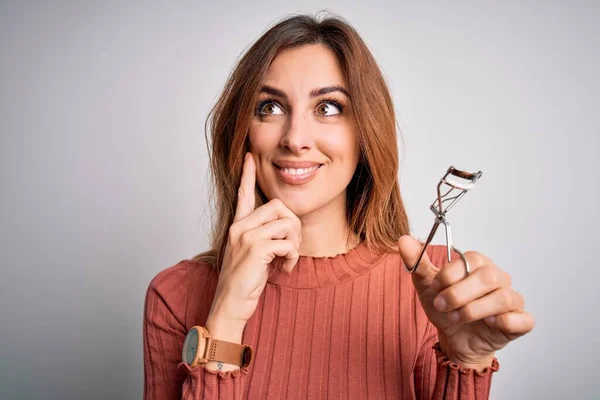 Ung Vacker Brunett Kvinna Med Ögonfrans Locktång Över Isolerad Vit — Stockfoto