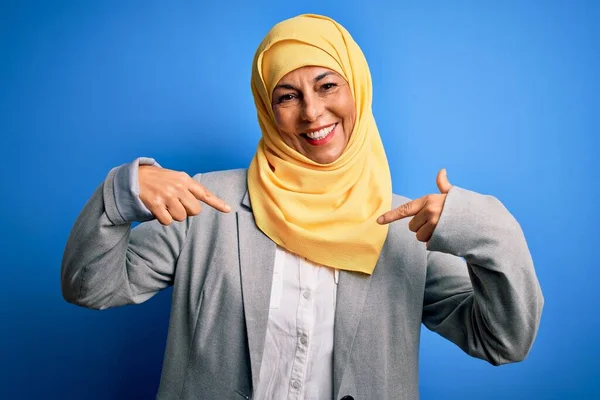 Femme Affaires Brune Âge Moyen Portant Hijab Traditionnel Musulman Sur — Photo