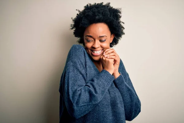 Junge Schöne Afroamerikanische Afro Frau Mit Lockigem Haar Trägt Lässigen — Stockfoto