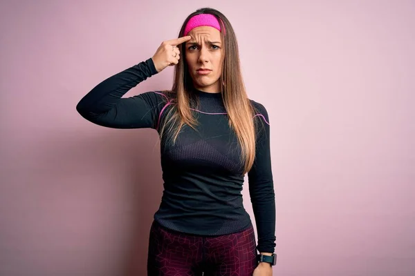 Joven Rubia Fitness Mujer Que Usa Ropa Entrenamiento Deportivo Sobre —  Fotos de Stock