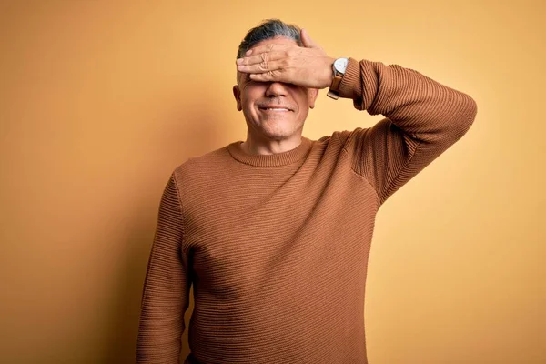 Hombre Guapo Pelo Gris Mediana Edad Con Suéter Casual Sobre —  Fotos de Stock