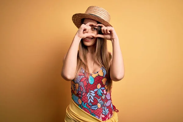 Jovem Mulher Loira Bonita Vestindo Maiô Chapéu Verão Sobre Fundo — Fotografia de Stock