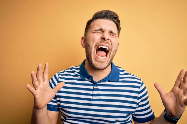 Jongeman Met Blauwe Ogen Met Casual Gestreept Shirt Gele Achtergrond — Stockfoto