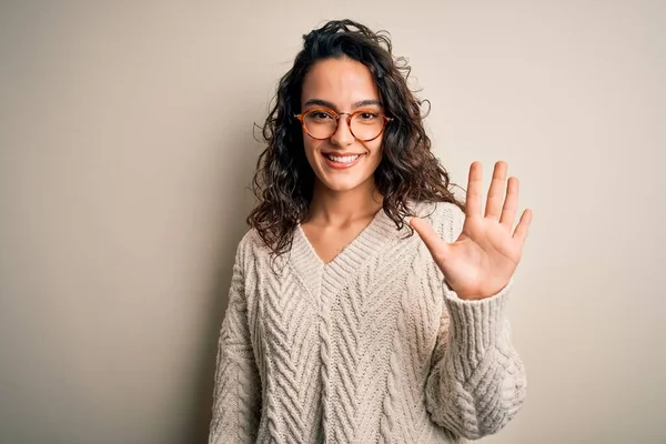 Hermosa Mujer Con Pelo Rizado Usando Suéter Casual Gafas Sobre — Foto de Stock