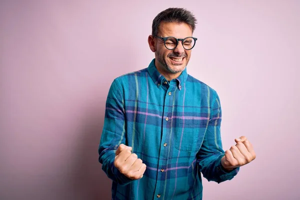 Mladý Pohledný Muž Ležérní Košili Brýlích Stojící Nad Izolovaným Růžovým — Stock fotografie