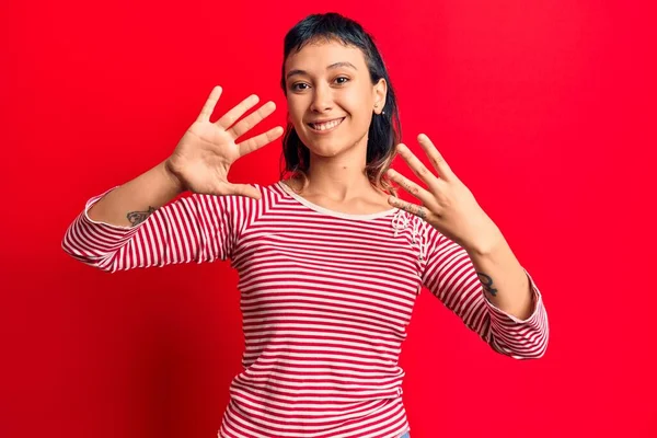 Mujer Joven Con Ropa Casual Mostrando Apuntando Hacia Arriba Con — Foto de Stock