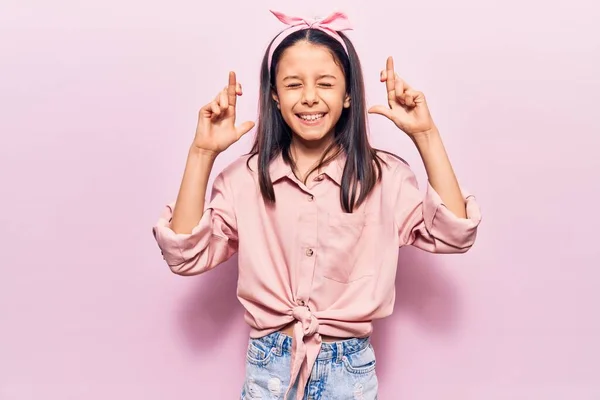 Hermosa Niña Vistiendo Ropa Casual Haciendo Gestos Con Dedo Cruzados —  Fotos de Stock