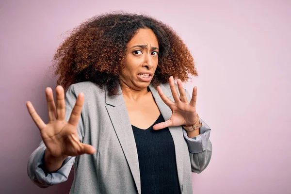 Jovem Empresária Afro Americana Com Cabelo Afro Vestindo Jaqueta Elegante — Fotografia de Stock