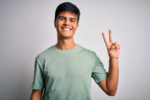 Junger Gutaussehender Mann Lässigem Shirt Der Vor Isoliertem Weißem Hintergrund — Stockfoto