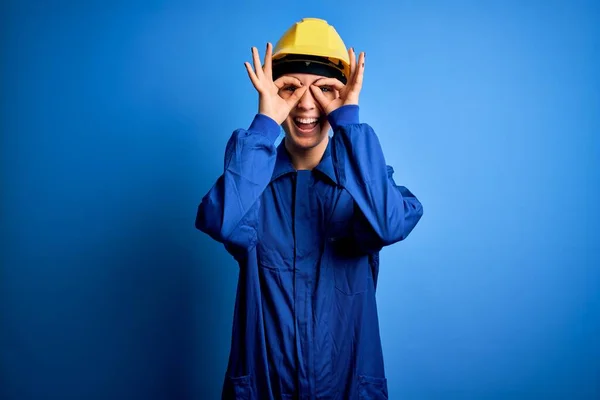 Młoda Piękna Pracownica Niebieskimi Oczami Nosząca Kask Mundur Wykonująca Gesty — Zdjęcie stockowe