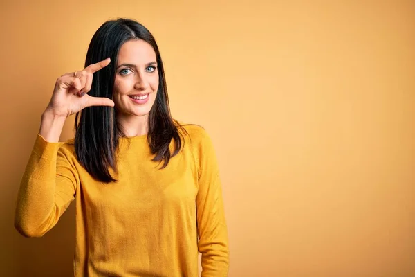 Ung Brunett Kvinna Med Blå Ögon Bär Casual Tröja Över — Stockfoto