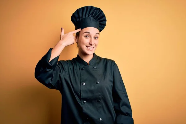 Giovane Bella Donna Chef Indossa Uniforme Fornello Cappello Piedi Sfondo — Foto Stock