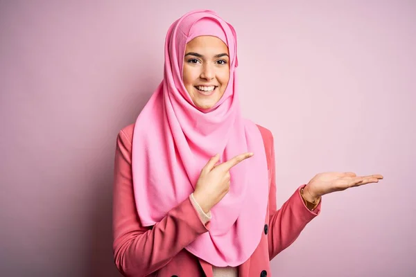 Молодая Красивая Девушка Мусульманском Хиджабе Стоя Изолированном Розовом Фоне Поражен — стоковое фото