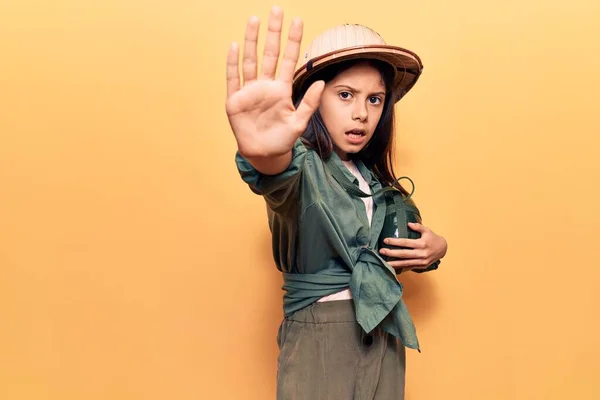 Hermosa Niña Con Sombrero Explorador Haciendo Dejar Cantar Con Palma —  Fotos de Stock