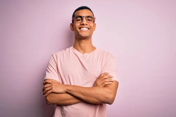 Bonito Homem Afro Americano Vestindo Camiseta Casual Óculos Sobre Fundo — Fotografia de Stock