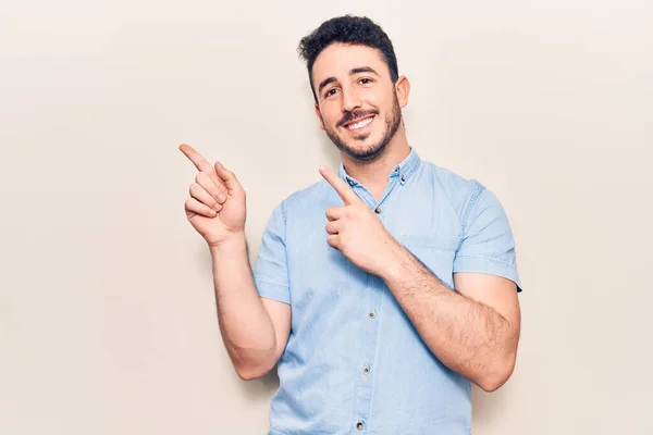 Jovem Hispânico Vestindo Roupas Casuais Sorrindo Olhando Para Câmera Apontando — Fotografia de Stock