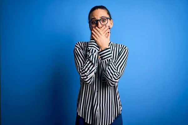 Bella Donna Bionda Con Gli Occhi Azzurri Che Indossa Camicia — Foto Stock