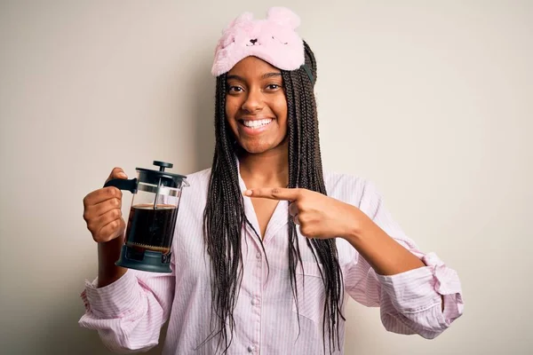 Молодая Африканская Американка Одетая Пижаму Делает Кофе Усталым Ночам Счастливая — стоковое фото