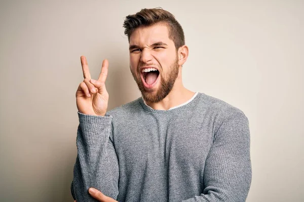 Jovem Homem Loiro Bonito Com Barba Olhos Azuis Vestindo Camisola — Fotografia de Stock