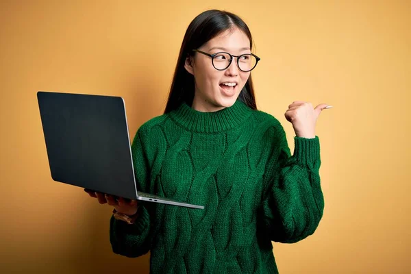Joven Mujer Negocios Asiática Usando Gafas Trabajando Usando Computadora Portátil —  Fotos de Stock
