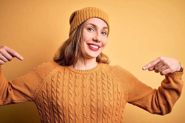 Jovem Mulher Loira Bonita Vestindo Camisola Casual Boné Sobre Fundo — Fotografia de Stock